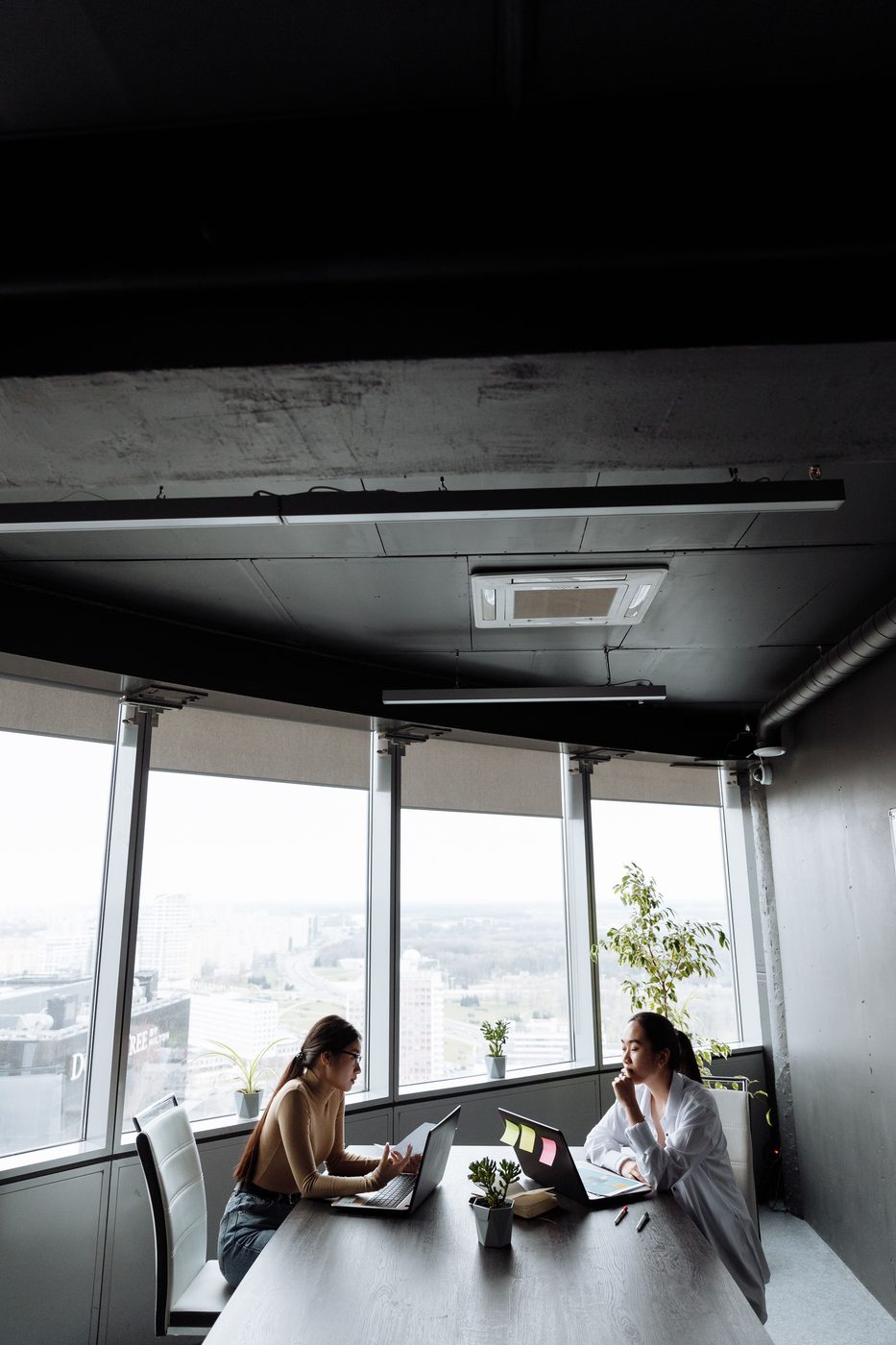 Climatiseur cassette encastré au plafond d'un local commercial