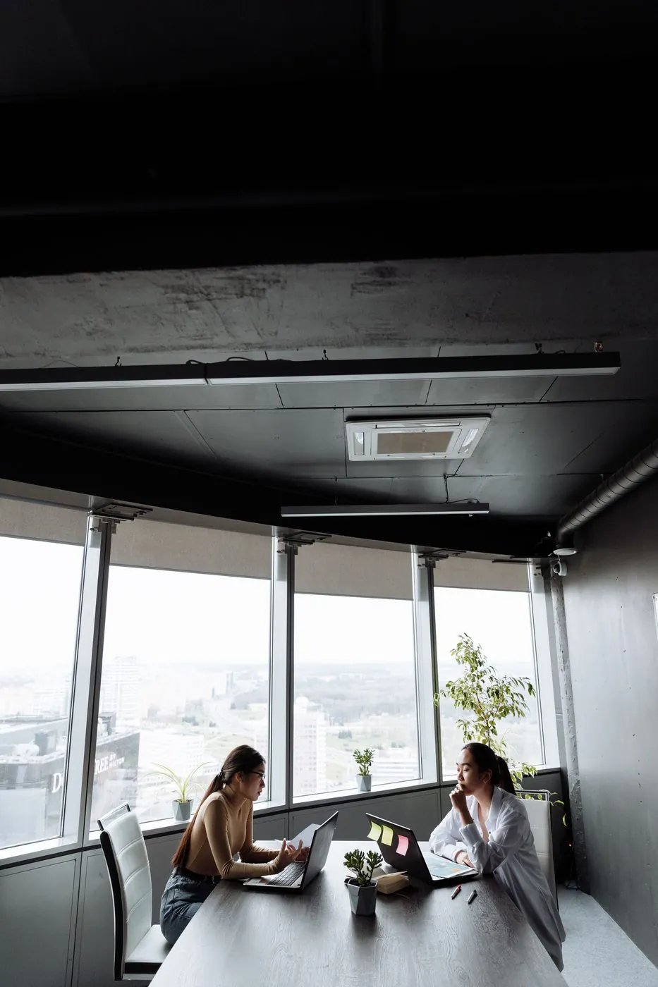 Climatiseur cassette encastré au plafond d'un local commercial
