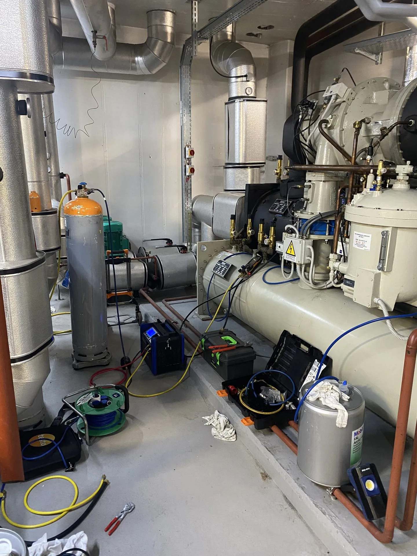 Salle des machines frigorifiques entretenue par les techniciens KLIMA TECH
