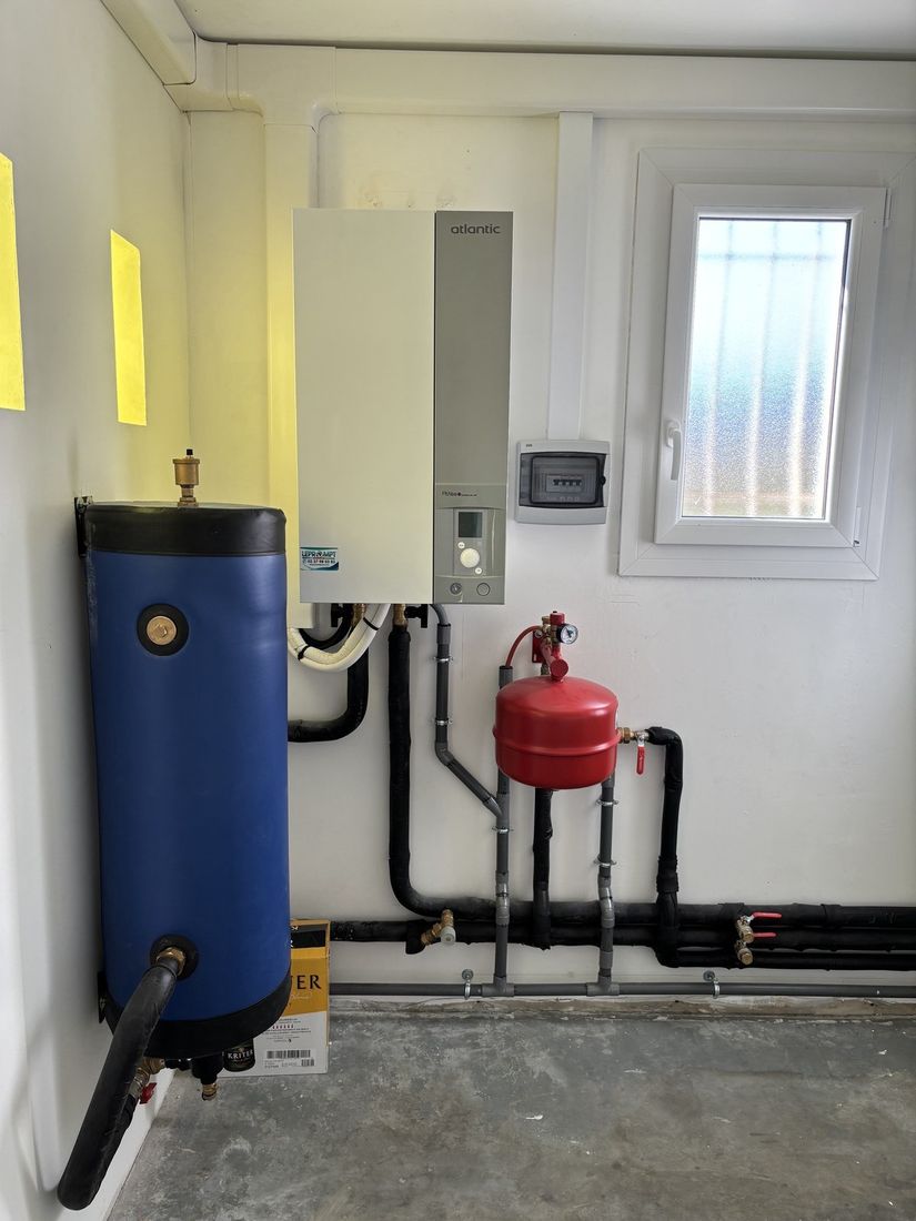 Module intérieur de pompe à chaleur et ballon de découplage installés par KLIMA TECH